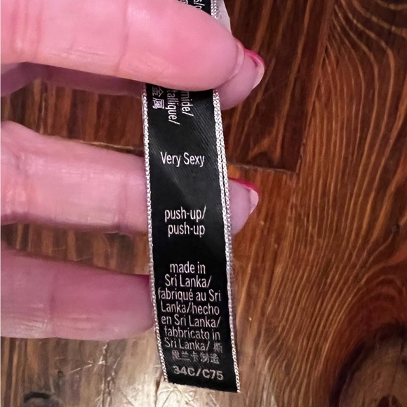 VICTORIAS SECRET Very Sexy Push Up Bra Lace and Velvet NWT 34C - Picture 6 of 7